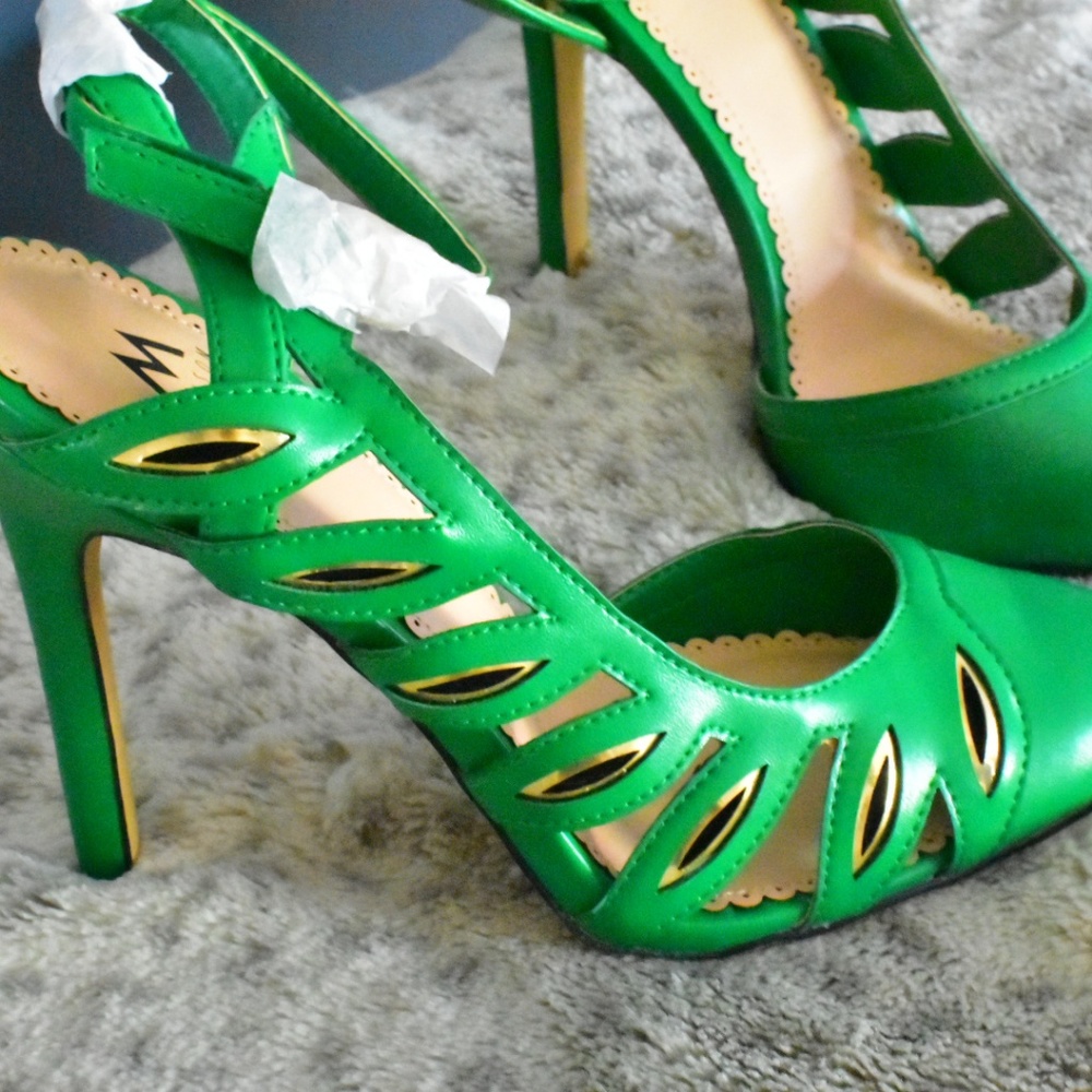 Madison Green pumps by Shoedazzle. NWOT. Size 8.